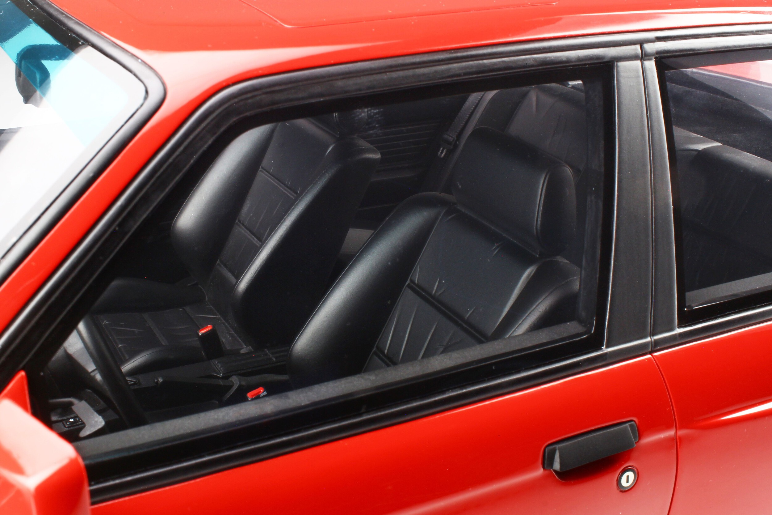 gtspirit-GTS80061-4-BMW-M3-E30-brillantrot-S14-Motorsport-8-Maßstab gtspirit-GTS80061-4-BMW-M3-E30-brillantrot-S14-Motorsport-8-Maßstab