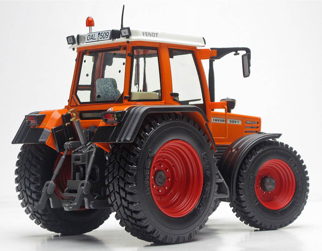 weisetoys-1111-2-Fendt-Favorit-509-C-Kommunal-Gemeindefahrzeug-Gemeindearbeiter