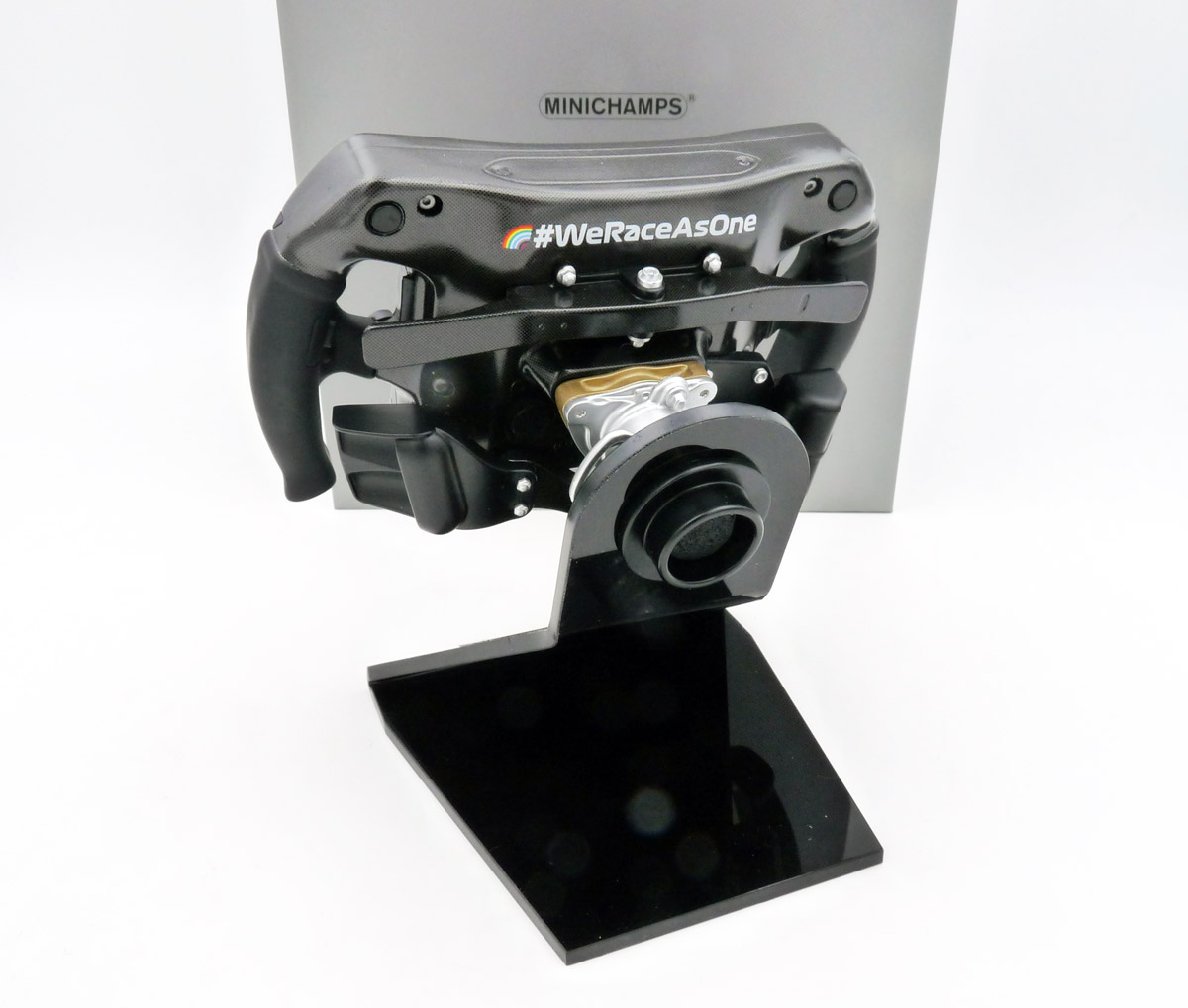 minichamps-247200044-4-Mercedes-AMG-Petronas-F1-Team-W11-Performance-Steering-Wheel-Lewis-Hamilton-2002-Lenkrad-Replica