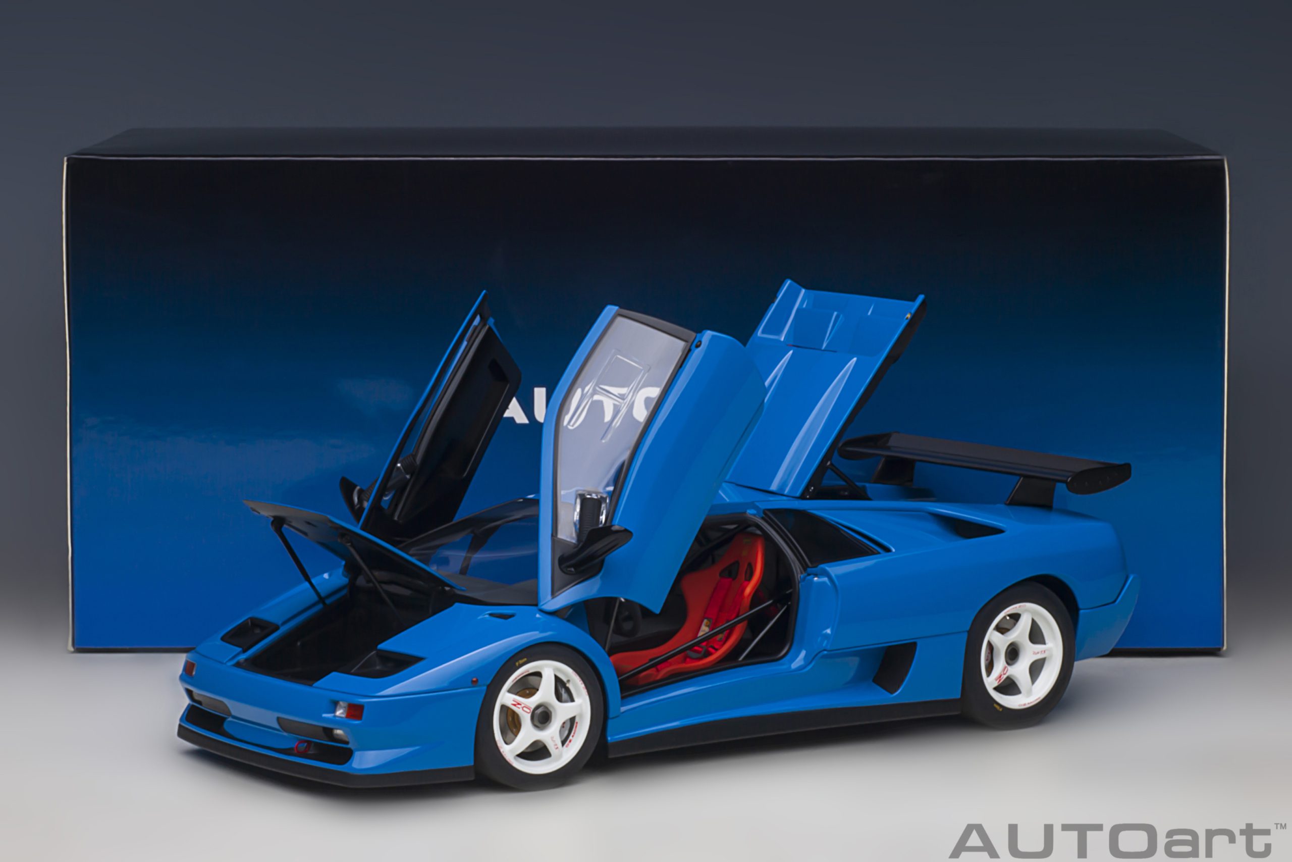 autoart-79148-7-Lamborghini-Diablo-SV-R-Blu-Le-Mans