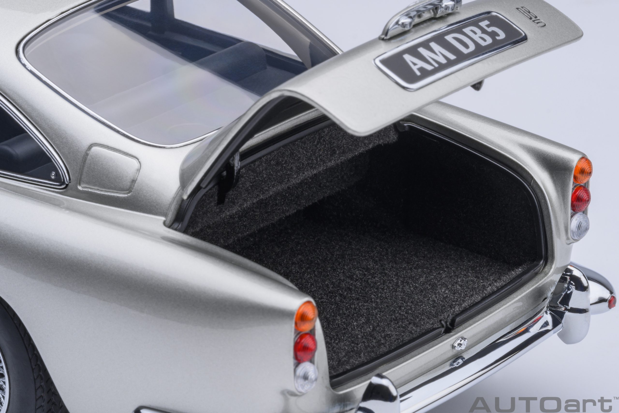 autoart-70287-5-Aston-Martin-DB5-birch-silver-Kofferraum