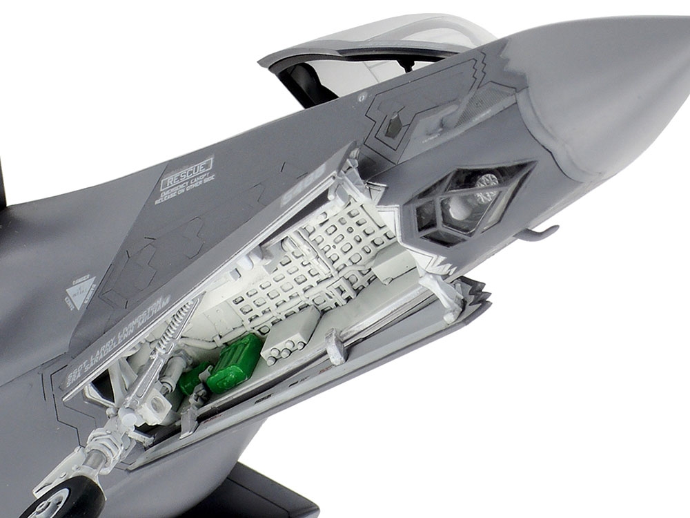 tamiya-60792-5-Lockheed-Martin-F-35A-Lightning-II-Jet
