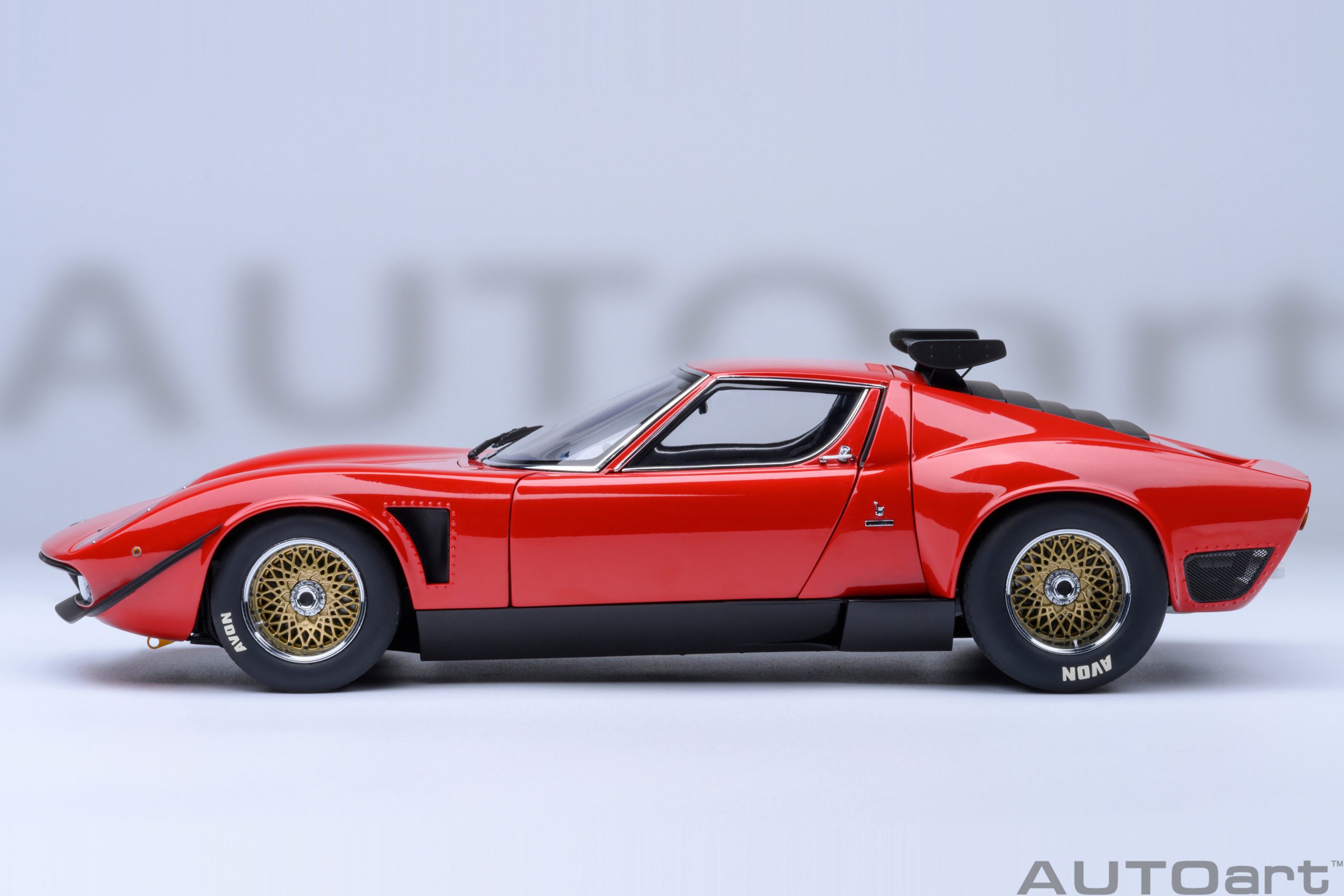 autoart-79171-8-Lamborghini-Miura-SVR-JOTA-rosso-rot-Seitenlinie