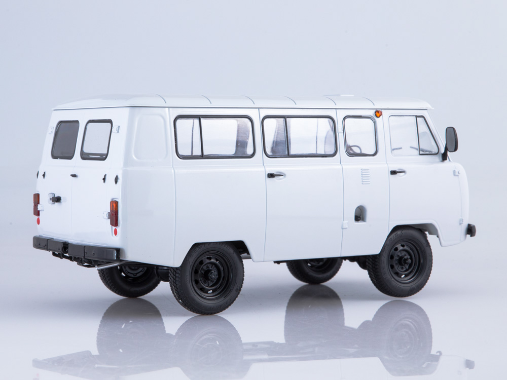 startscalemodels-SSM2005-2-UAZ-2206-Buchanka-minivan