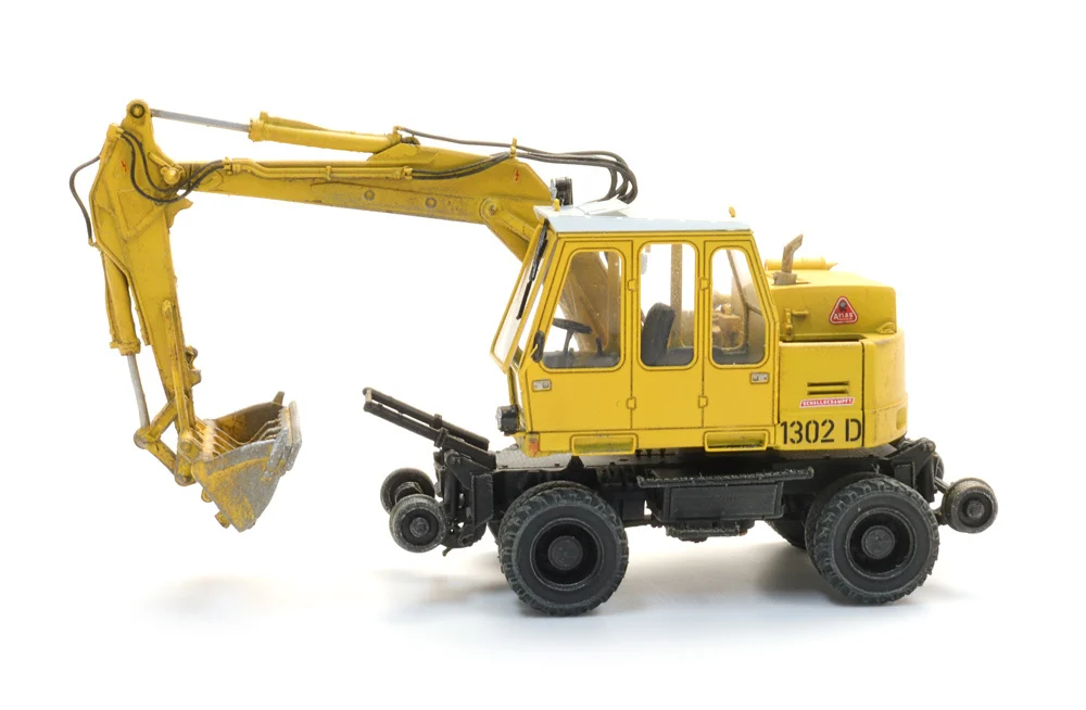 Artitec-387636-3-Atlas-1302-DKZW-Zweiwegebagger-Gleisbaubagger-gelb-Seitenansicht