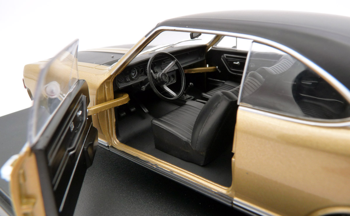 whitebox-WB124105-O-3-Opel-Commodore-A-GS-E-Coupé-gold-metallic-mattschwarz