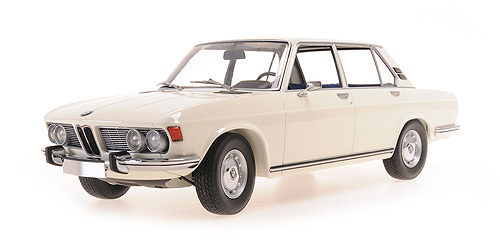 minichamps-155029202-4-BMW-2500-Limousine-E3-1968-chamonix-weiß-Erste-Serie-Alugrill-Sechszylinder-seidenweicher-Lauf