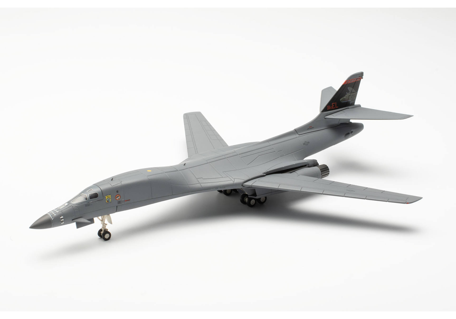 herpa-572903-2-US-Air-Force-Rockwell-B-1B-Lancer-Doolittle-Raid-80th-Anniversary-85-0060