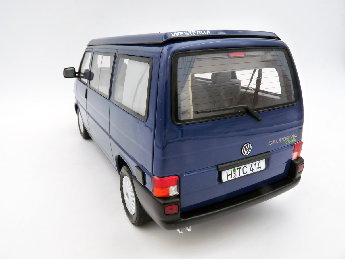 schuco-450042100-8-Volkswagen-VW-T4b-California-Coach-Aufstelldach-blau-Gardinen