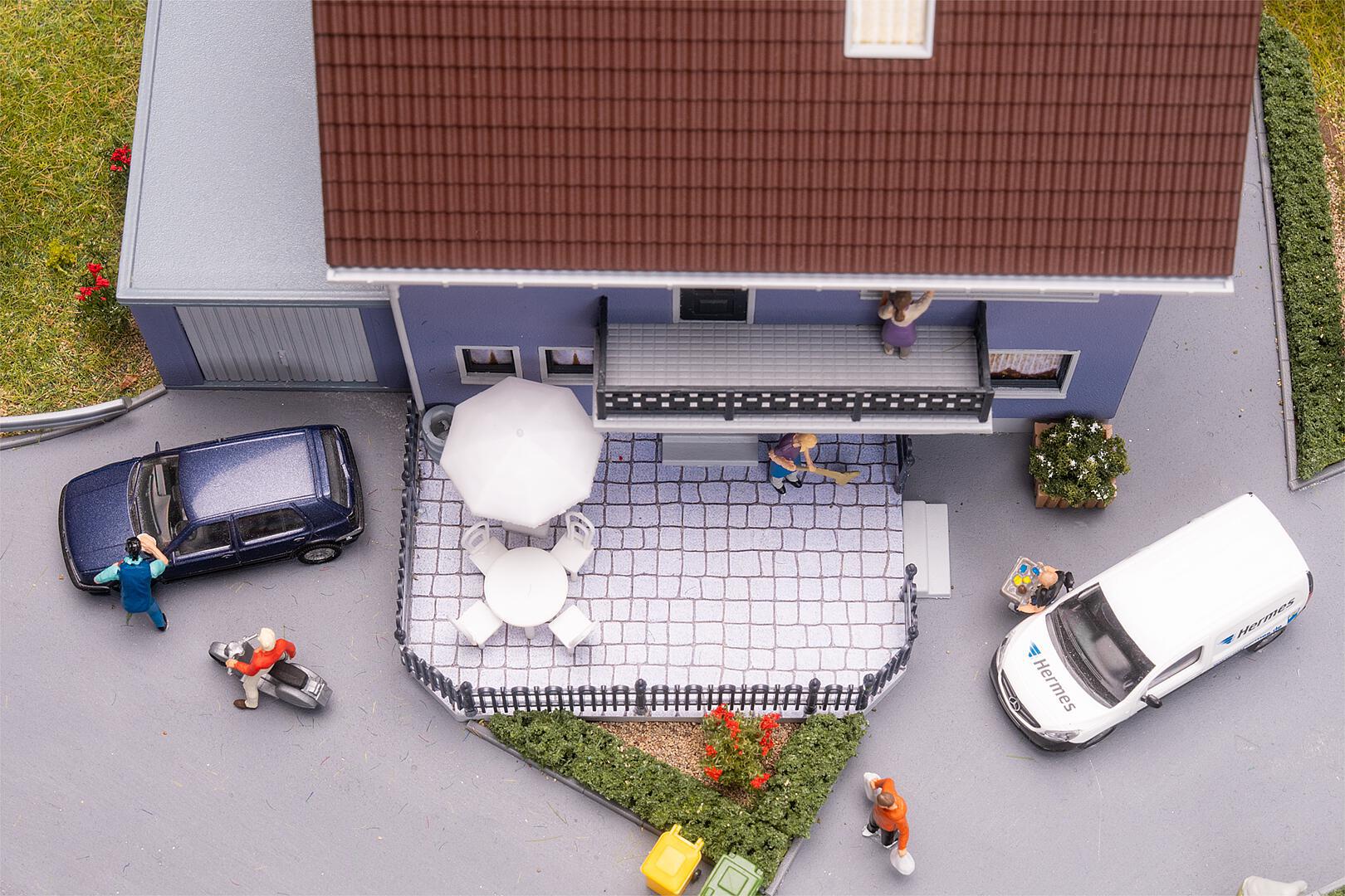 Faller-191837-2-Zweifamilienhaus-Garage-Terrasse-Plattenbelag-renovieren