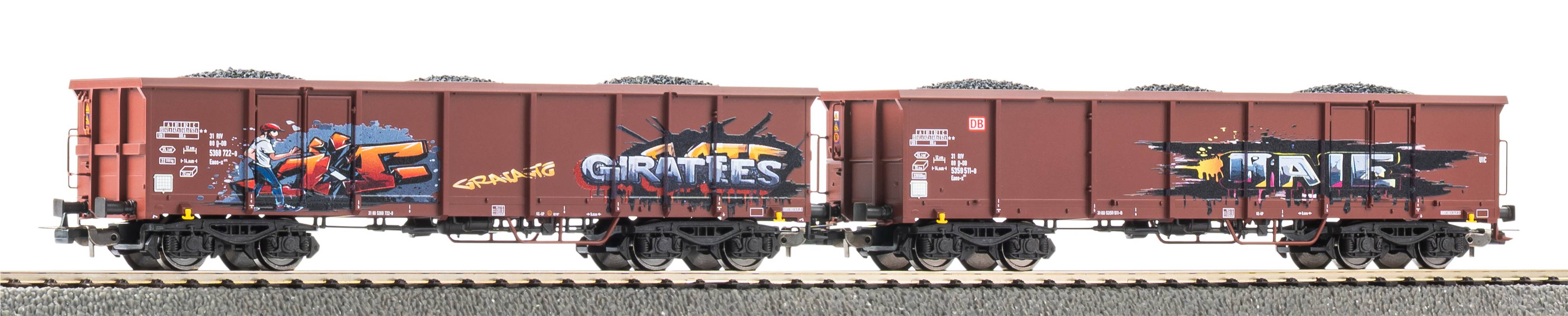 Piko-28338-1-Offene-Güterwagen-Eaos-x-mit-Graffiti-Kohleladung-DB-AG-2er-Doppelset-Epoche-VI