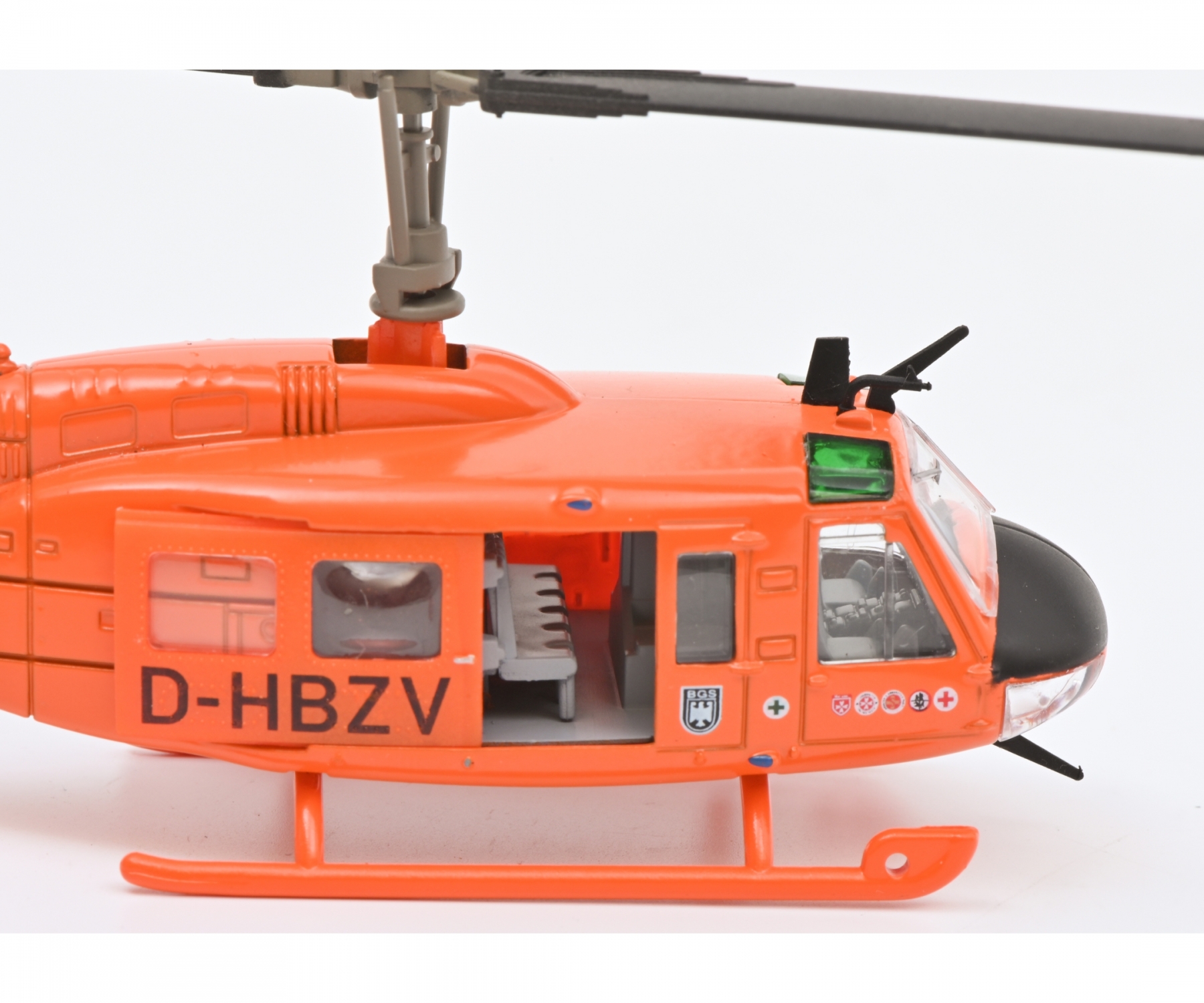 schuco-452663300-3-Bell-UH-1D-Luftrettung-Bundesministerium-des-Inneren-D-HBZV