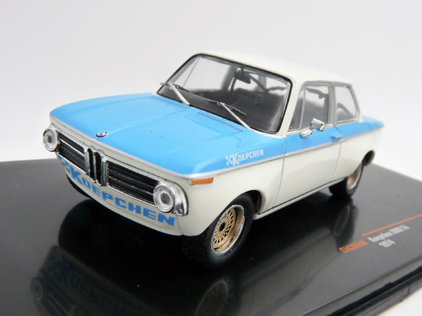 ixo-CLC369N-1-Koepchen-BMW-2002-Tii-1974-weiß-blau