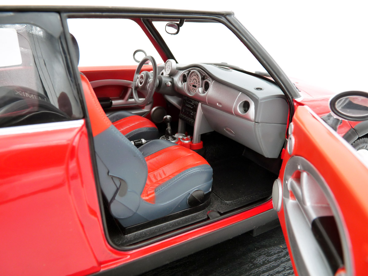 revell-08451-3-Mini-Cooper-R50-rot-weißes-Dach-erste-Generation-Armaturenbrett revell-08451-3-Mini-Cooper-R50-rot-weißes-Dach-erste-Generation-Armaturenbrett