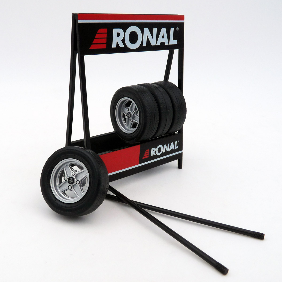 ixo-18SET008W-Ronal-Ford-RS-Vierspeichenräder-Reifenregal-Alufelgen-Verkaufsständer-Display-70s-Escort-Capri ixo-18SET008W-Ronal-Ford-RS-Vierspeichenräder-Reifenregal-Alufelgen-Verkaufsständer-Display-70s-Escort-Capri