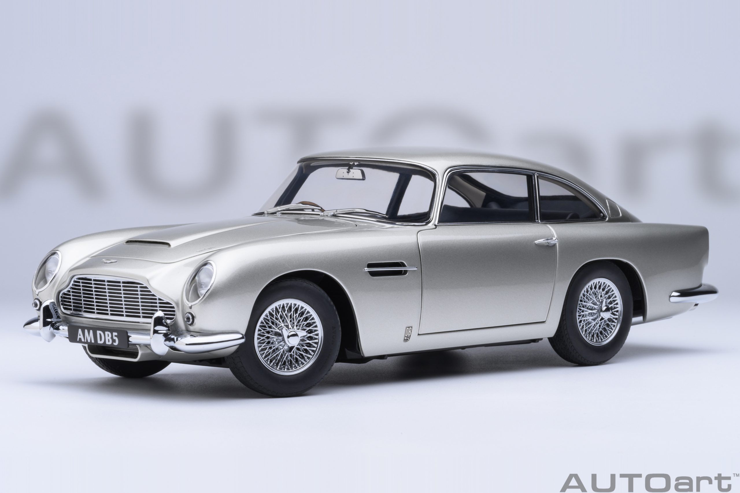 autoart-70287-1-Aston-Martin-DB5-birch-silver-eleganter-Sportwagen