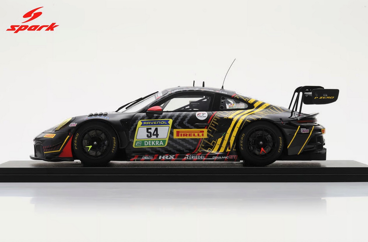 Spark-18SG072-3-Porsche-911-GT3-R-992-Dinamic-GT-3rd-24h-Nürburgring-2025-Buus-Cairoli-Hartog-Sturm-Modellauto-Miniatur-Limited-Sockelplatte