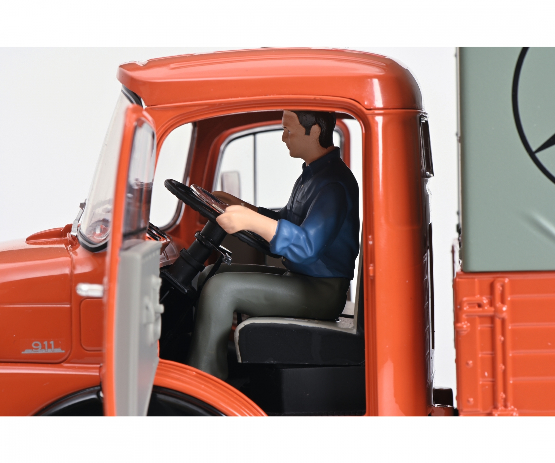 schuco-450044700-2-Mercedes-Benz-L911-Pritsche-Plane-LKW-orange-rot-MHI-Märklin-Händler-Initiative-Fahrer schuco-450044700-2-Mercedes-Benz-L911-Pritsche-Plane-LKW-orange-rot-MHI-Märklin-Händler-Initiative-Fahrer