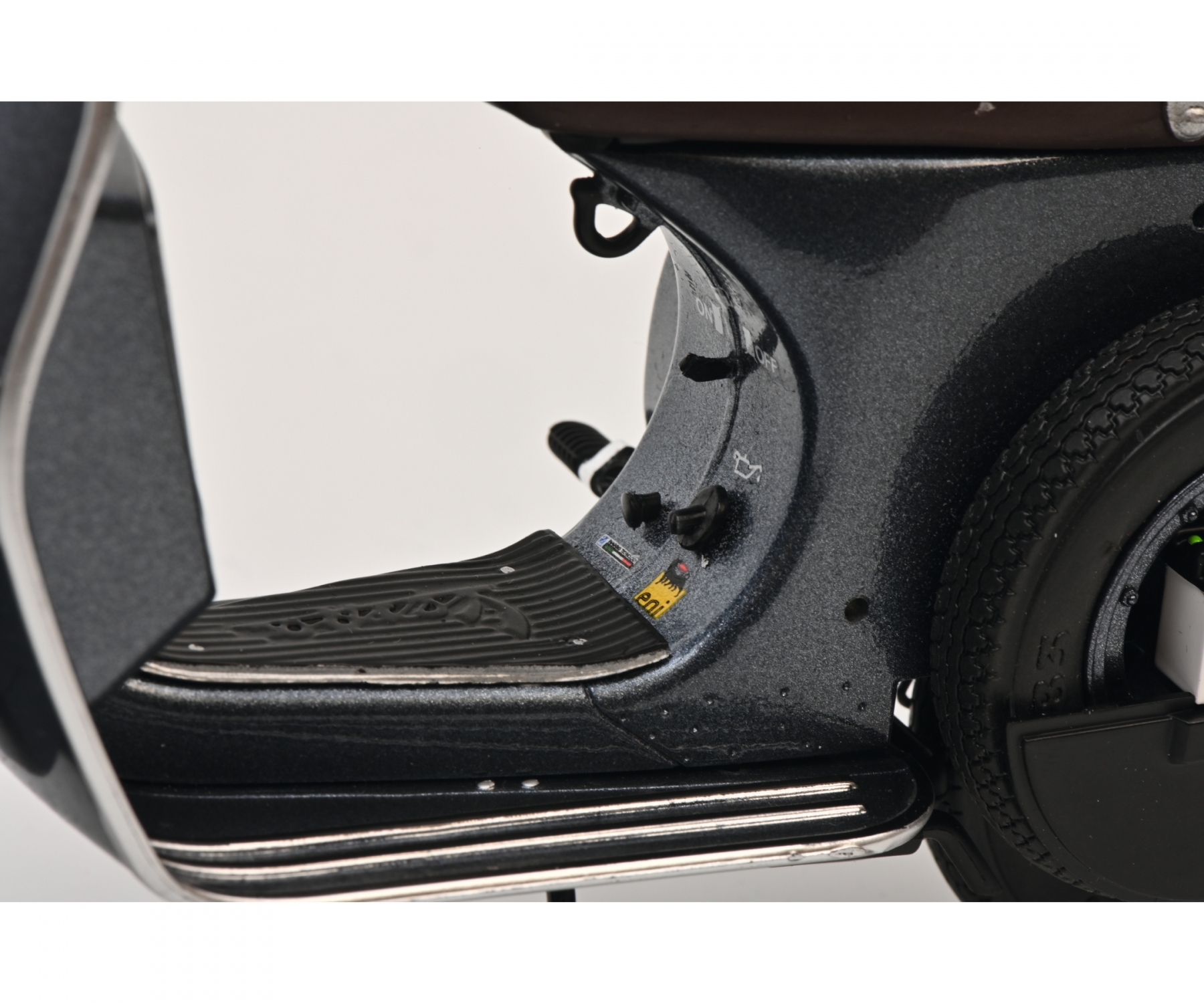 schuco-450667300-3-Vespa-PX-125-grigio-metallic-anthrazitgrau-Benzinhahn schuco-450667300-3-Vespa-PX-125-grigio-metallic-anthrazitgrau-Benzinhahn