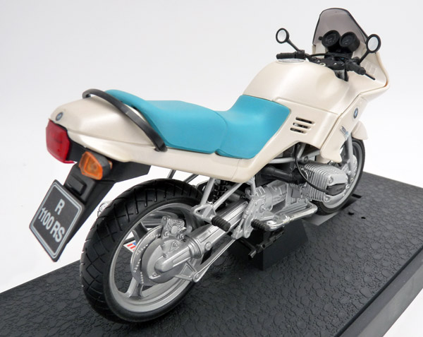 revell-08870-2-BMW-R-1100-RS-perlmuttweiß-metallic-Boxer