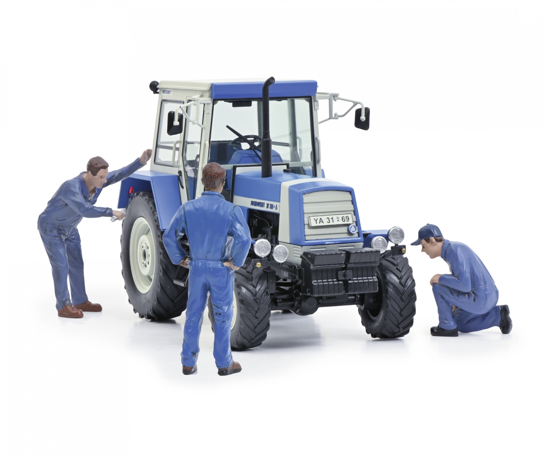 schuco-450782600-2-Fortschritt-ZT-323-blau-mit-drei-Landmaschinenmechanikern