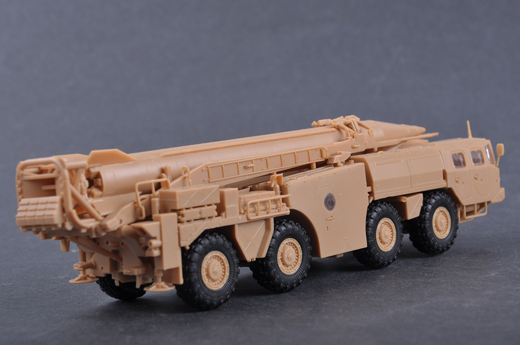 hobby-boss-82939-3-Soviet-9P117M1-Launcher-R17-Rocket-9K72-Missile-Complex-Elbrus-Scud-B