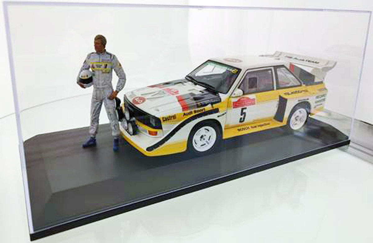 autoart-88503S-10-Audi-S1-Sport-Quattro-Gruppe-B-Winner-Rally-San-Remo-1985-Walter-Röhrl-Christian-Geistdörfer-mit-Figur-Vitrine-limited
