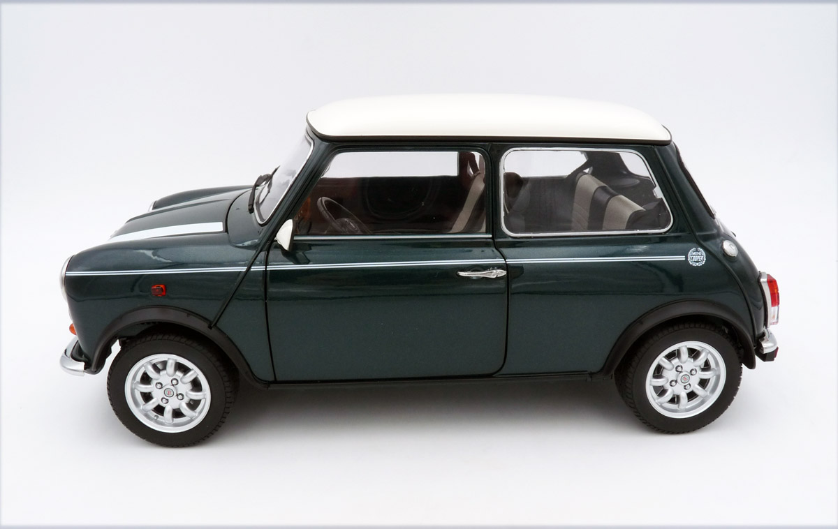 schuco-450671500-2-Rover-Mini-Cooper-1300-MkII-MPi-Einspritzer-Cooper-british-racing-green-weiß-12-Zoll-Minilite-Austellfenster