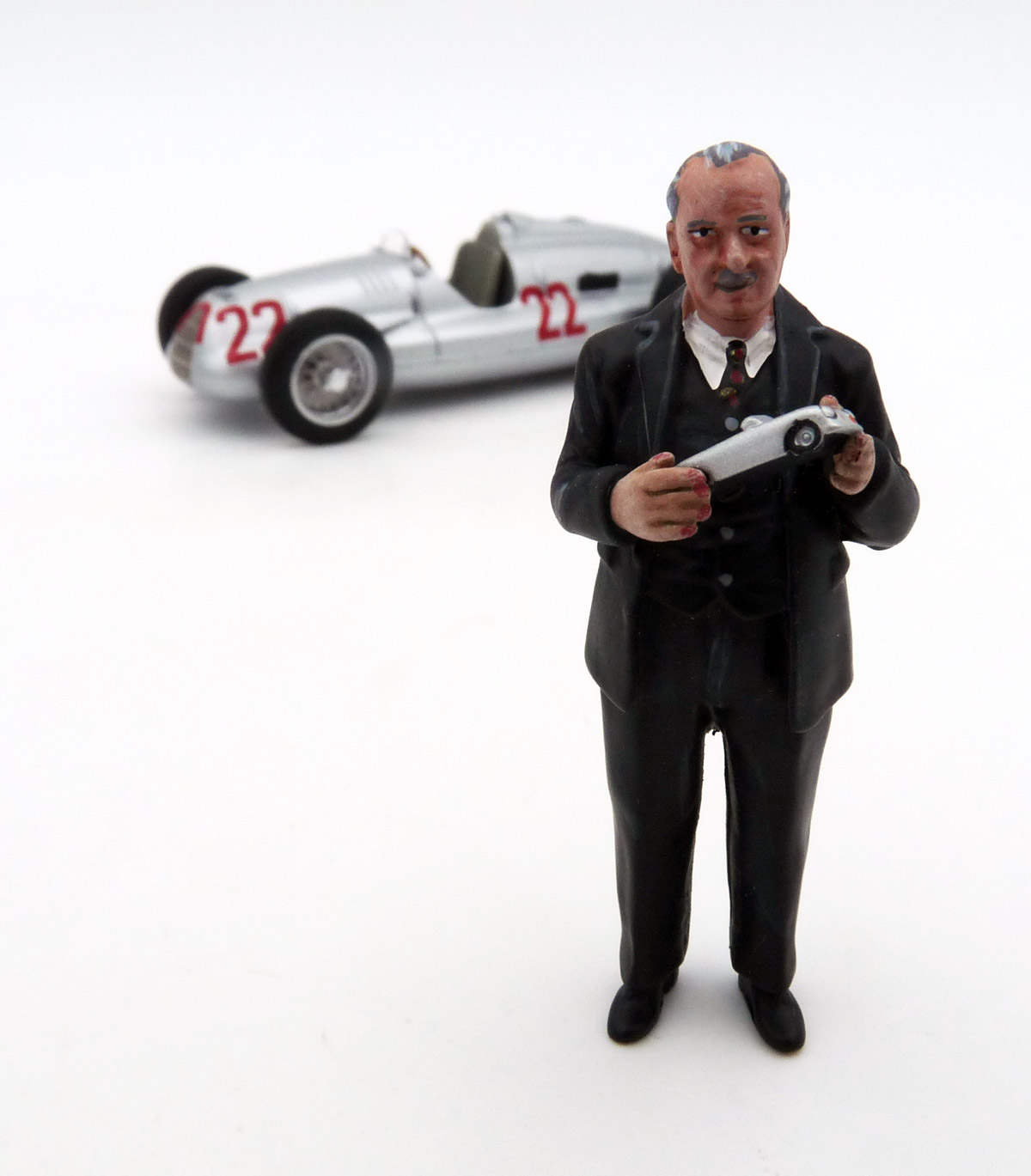 lemansminiatures-FLM132065M-1-Dr-Ing-Ferdinand-Porsche-mit-Modellauto-50er-Jahre-Figur