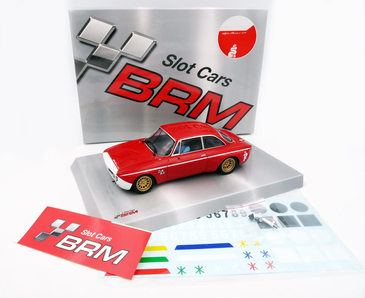 brm-142R-1-Alfa-Romeo-GTA-1300-rosso-bianco-rot-mit-weißer-Nase-Slotcar-Scuderia-del-Portello-Histo-Tourenwagen-124-vorne