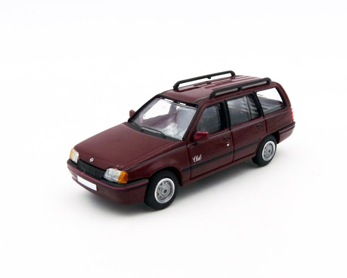 Premium-classixxs-PCX870499-1-Opel-Kadett-E-Caravan-Club-Special-bordeauxrot-metallic-vorne
