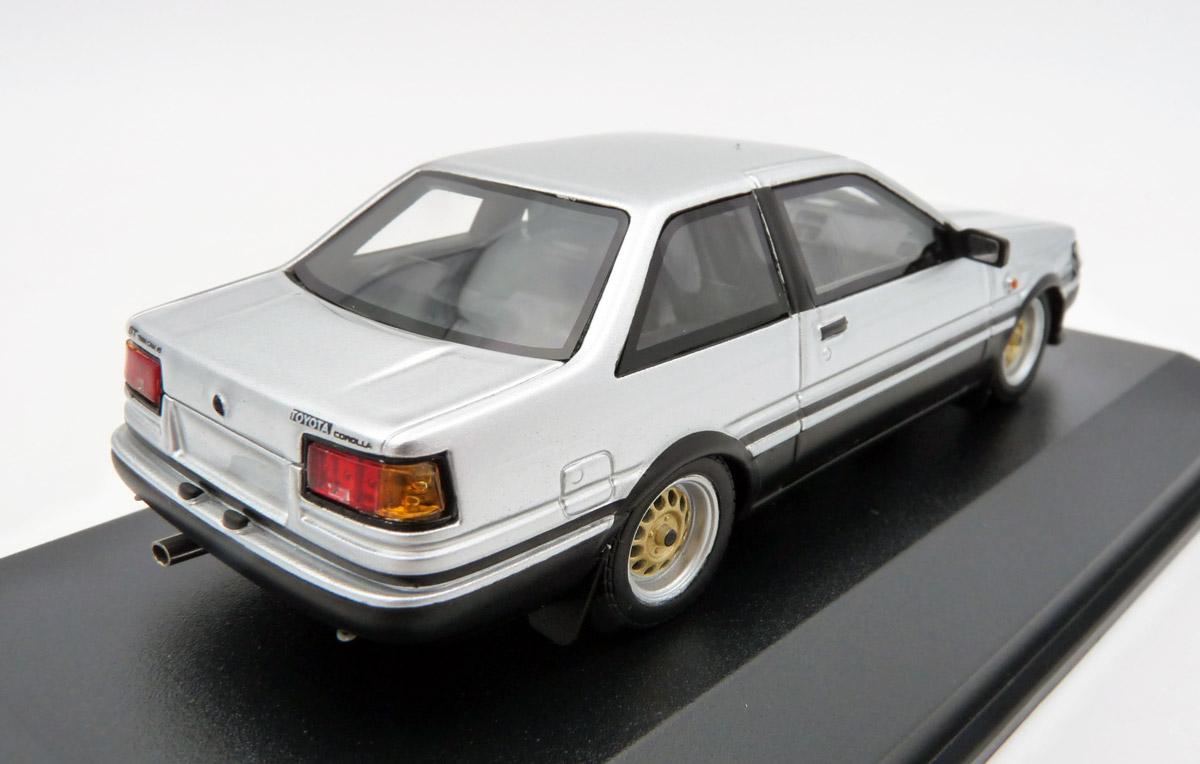 minichamps-437166321-2-Toyota-Corolla-GT-1984-silver-metallic-flat-black