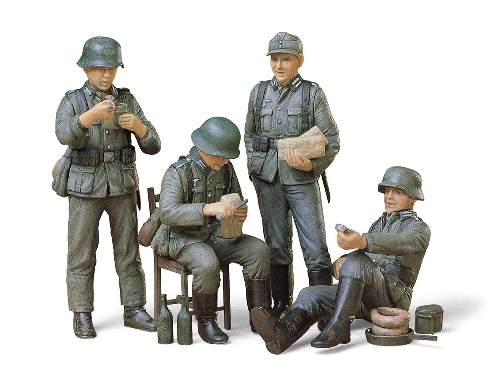 Tamiya-35129-1-Deutsche-Wehrmachtssoldaten-in-der-Pause