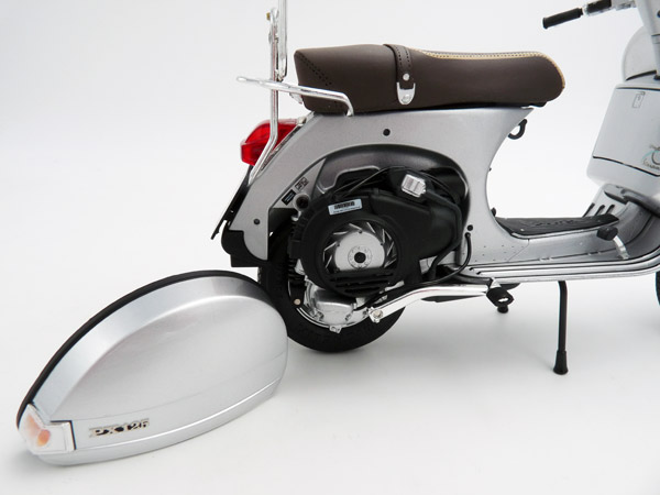 schuco-450667200-4-Vespa-PX-125-70-Jahre-Sonderedition-silber-metallic-Modell