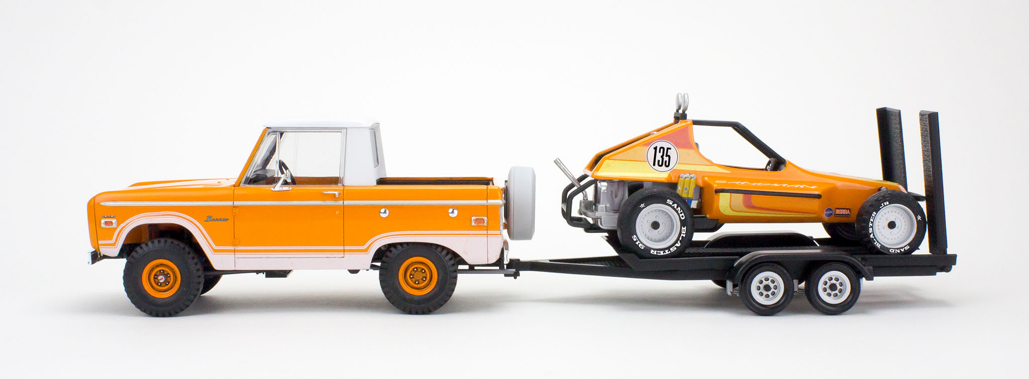 revell-USA-85-7228-Ford-Bronco-Half-Cab-with-aircooled-Volkswagen-engined-dune-buggy-trailer