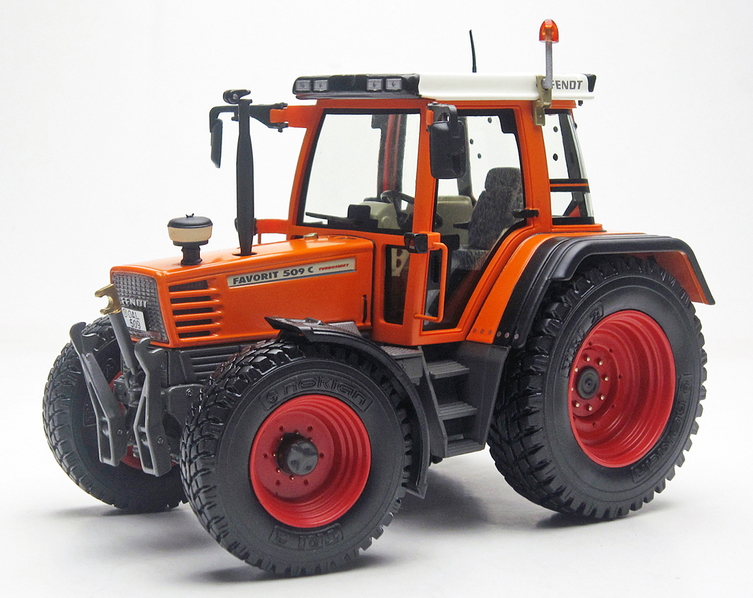 weisetoys-1111-1-Fendt-Favorit-509-C-Kommunal-Gemeindefahrzeug-Gemeindearbeiter