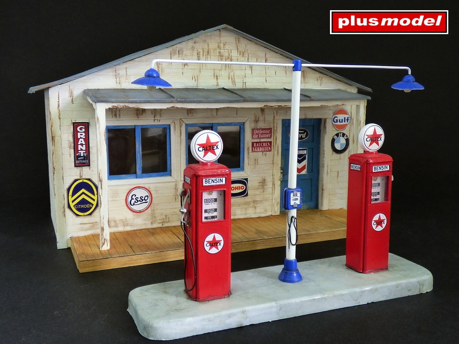 plusmodel-494-1-Historische-Tankstelle-mit-Zapfsäulen-gas-station