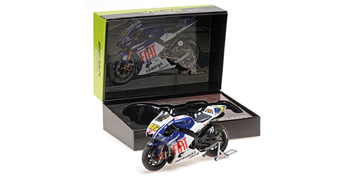 minichamps-122093246-3-Valentino-Rossi-Yamaha-YZR-M1-FIAT-7th-World-Champion-title
