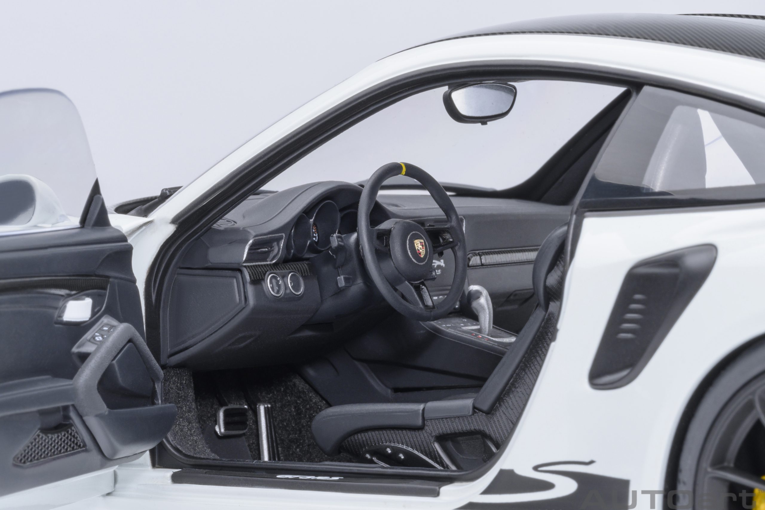 Autoart-78176-3-Porsche-911-GT3-RS-weissach-package-weiß-Cockpit-Lenkrad