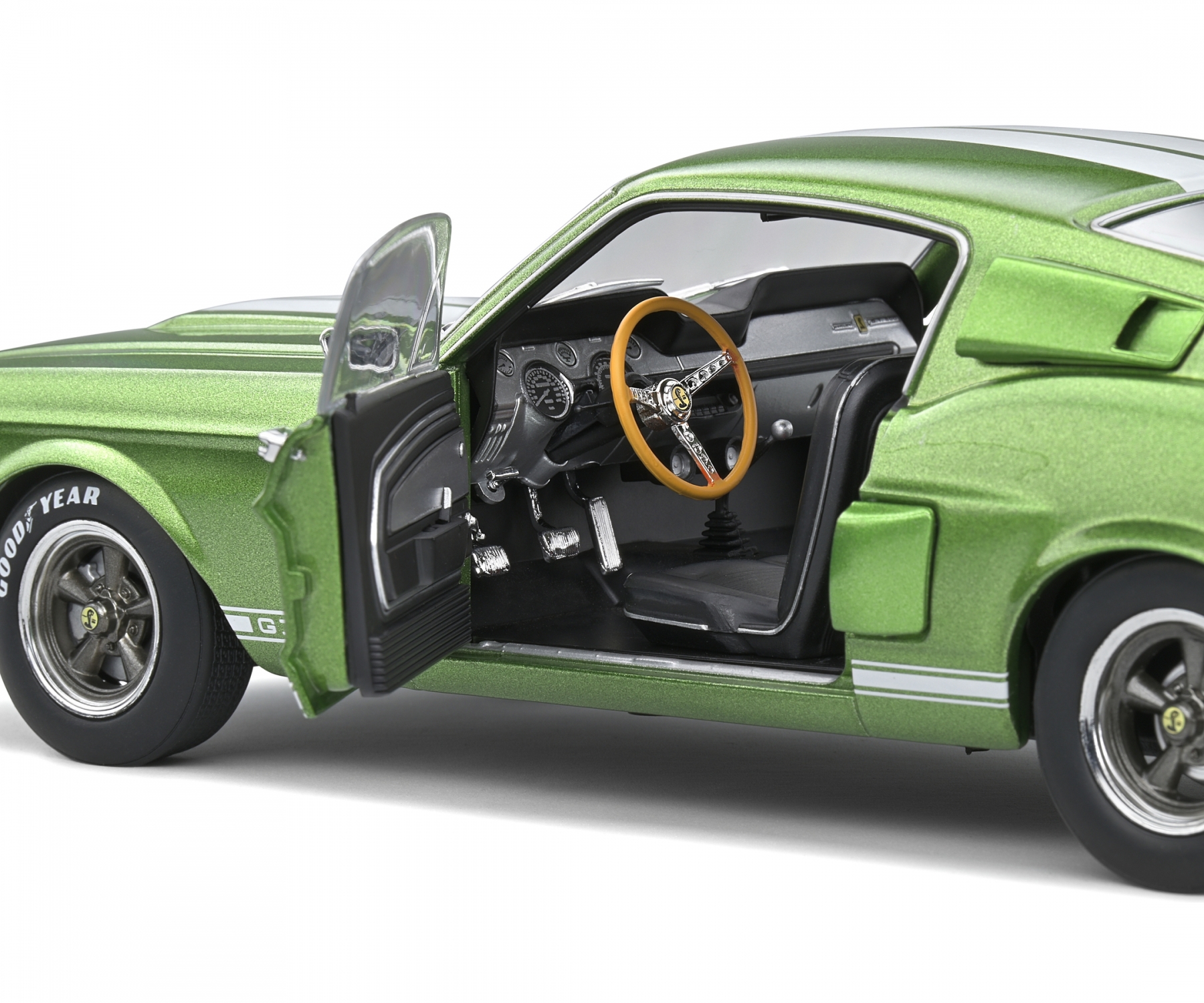 solido-S1802907-2-Shelby-Ford-Mustang-GT500-lime-green-white-stripes-1967-Ponycar