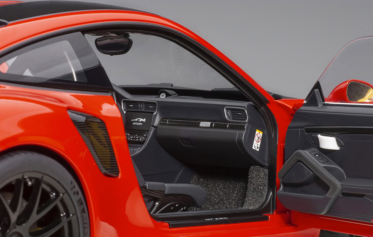 autoart-78173-5-Porsche-911-GT2-RS-Weissach-Package-guards-red-991-2 autoart-78173-5-Porsche-911-GT2-RS-Weissach-Package-guards-red-991-2
