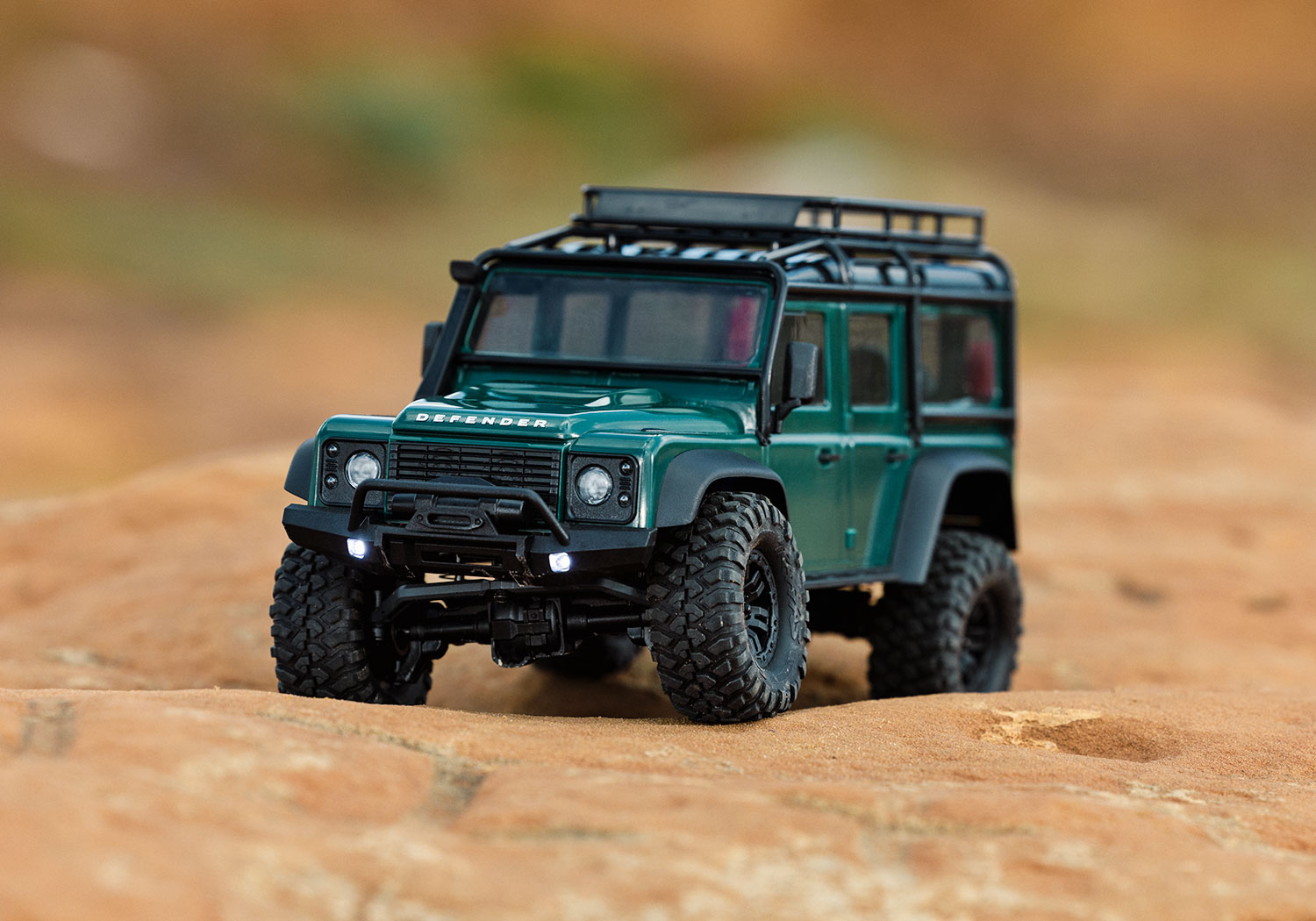 traxxas-97054-1-GRN-9-TRX4M-Land-Rover-Defender-scale-and-trail-crawler-grün-Off-Road-Verschränkung-Actionshot