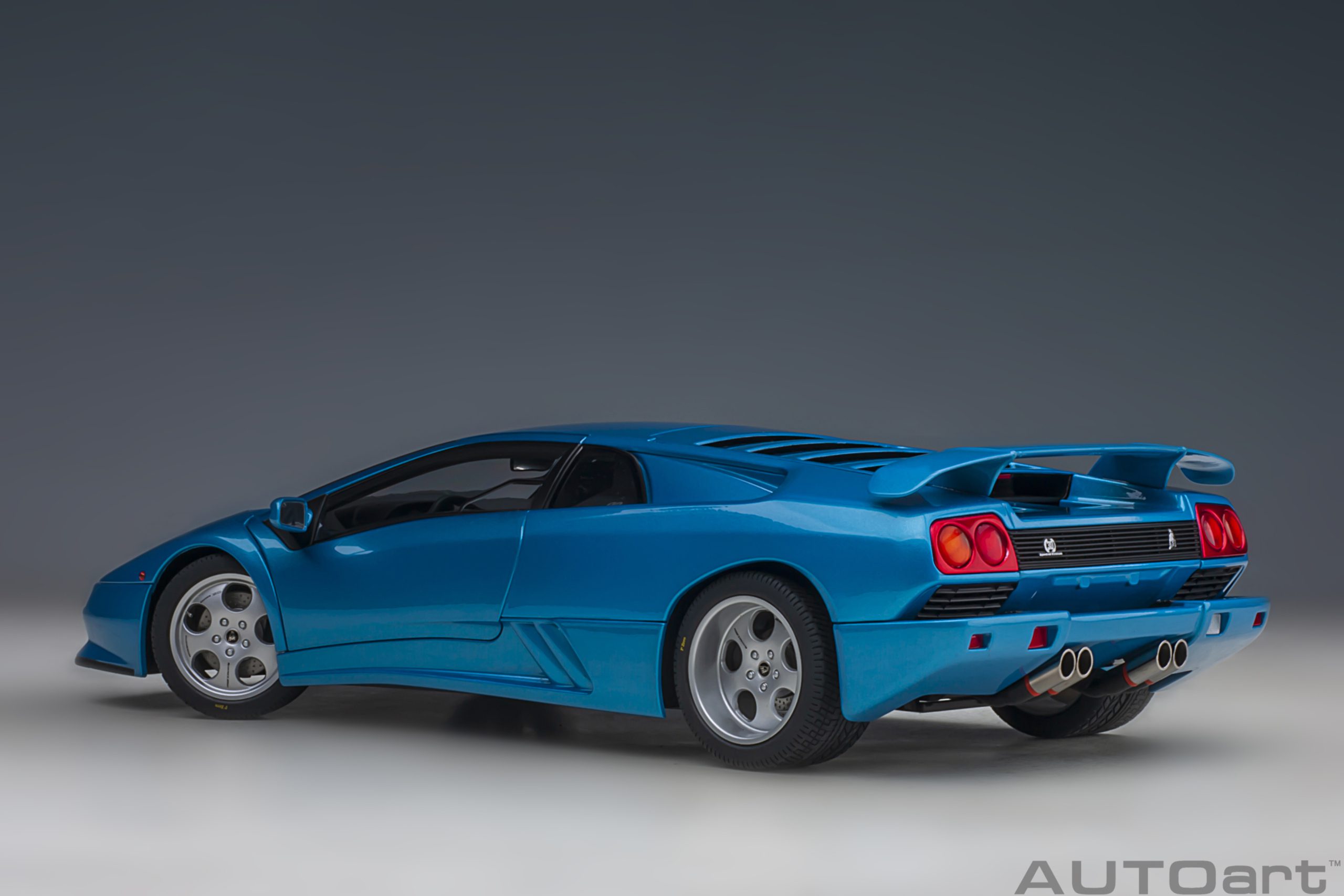 autoart-79156-2-Lamborghini-Diablo-SE30-30th-Anniversary-Edition-Blu-Sirena-metallic-blue
