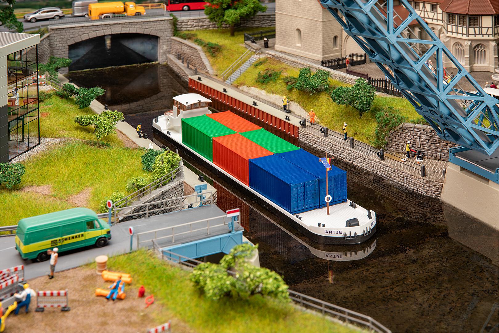 faller-131013-1-Binnenschiff-Flussfrachter-mit-Containern-Frachtschiff