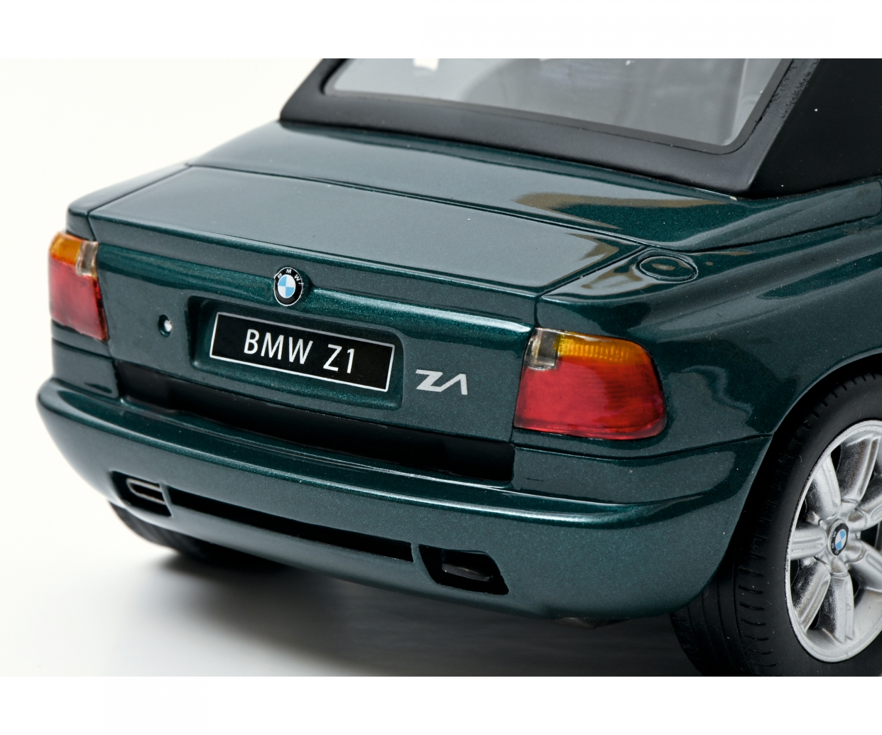 schuco-450026500-4-BMW-Z1-Roadster-urgrün-gelb-Klassiker-aus-München