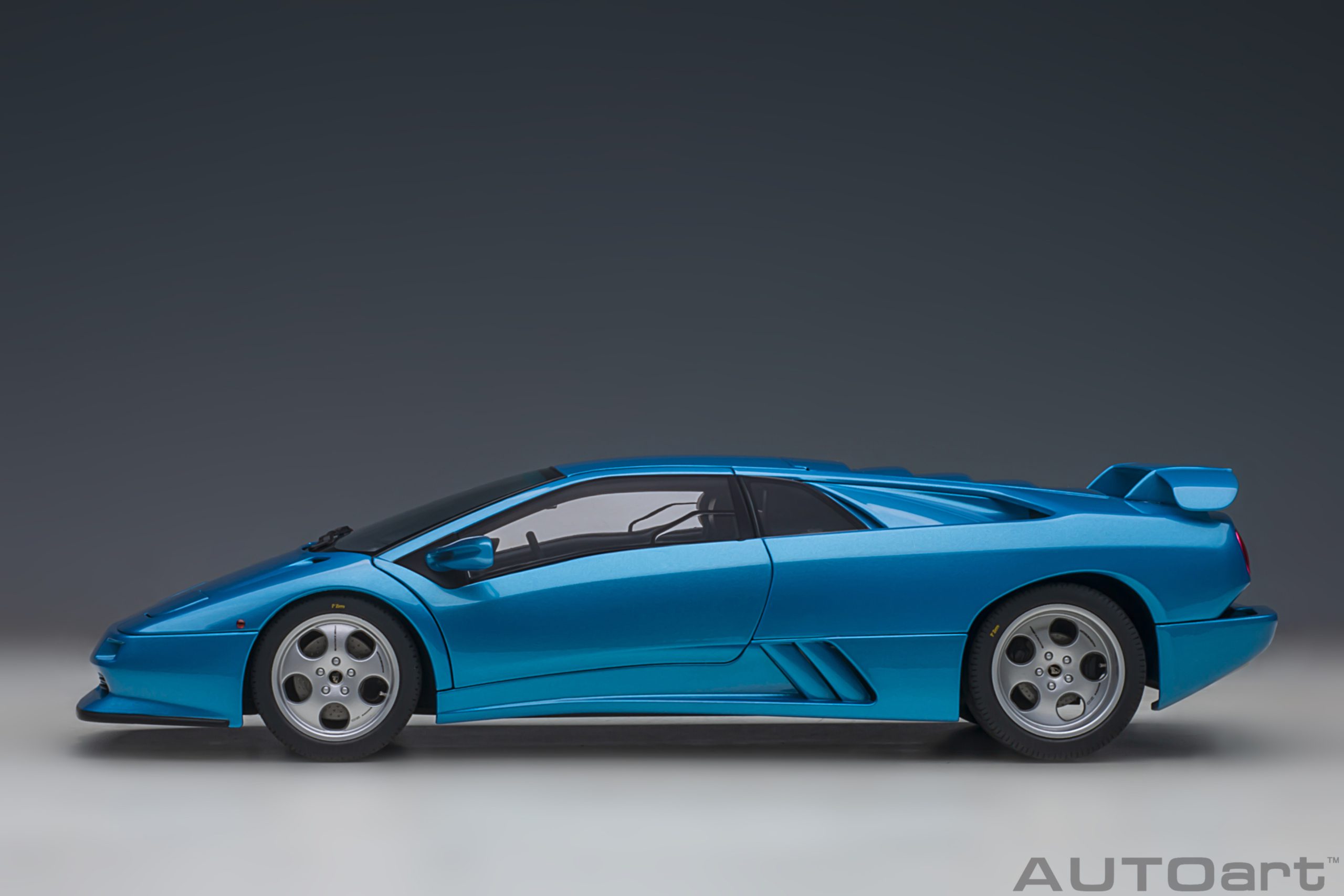 autoart-79156-3-Lamborghini-Diablo-SE30-30th-Anniversary-Edition-Blu-Sirena-metallic-blue