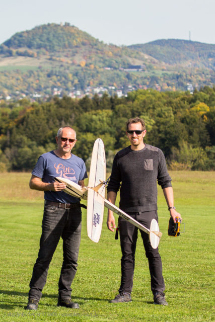 aero-naut-1116-00-8-Falko-Antik-Segelflugmodell-glückliche-Piloten