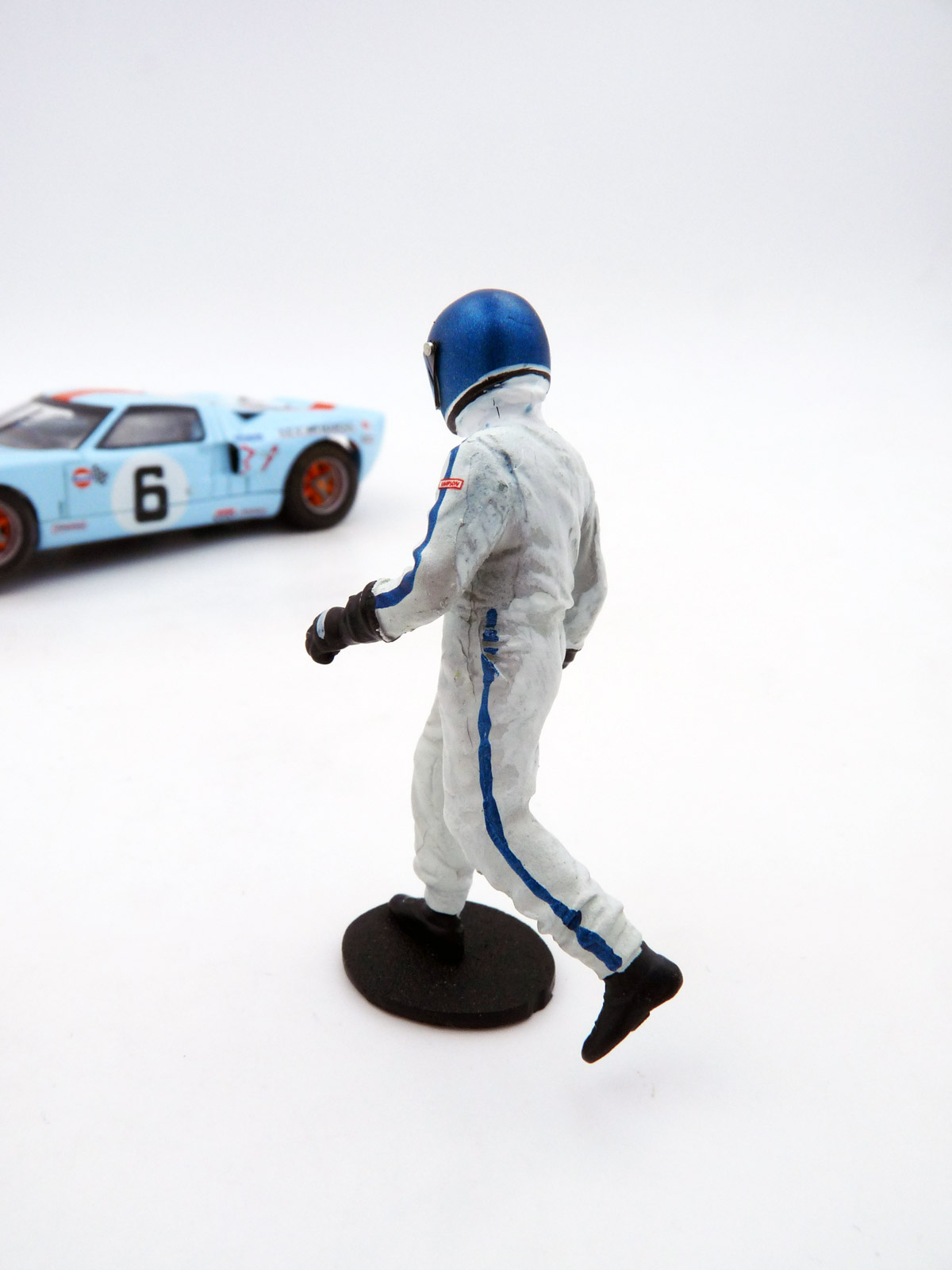le-mans-miniatures-FLM132069M-2-Jacky-Ickx-Le-Mans-Start-1969-rennend-Figurmodell