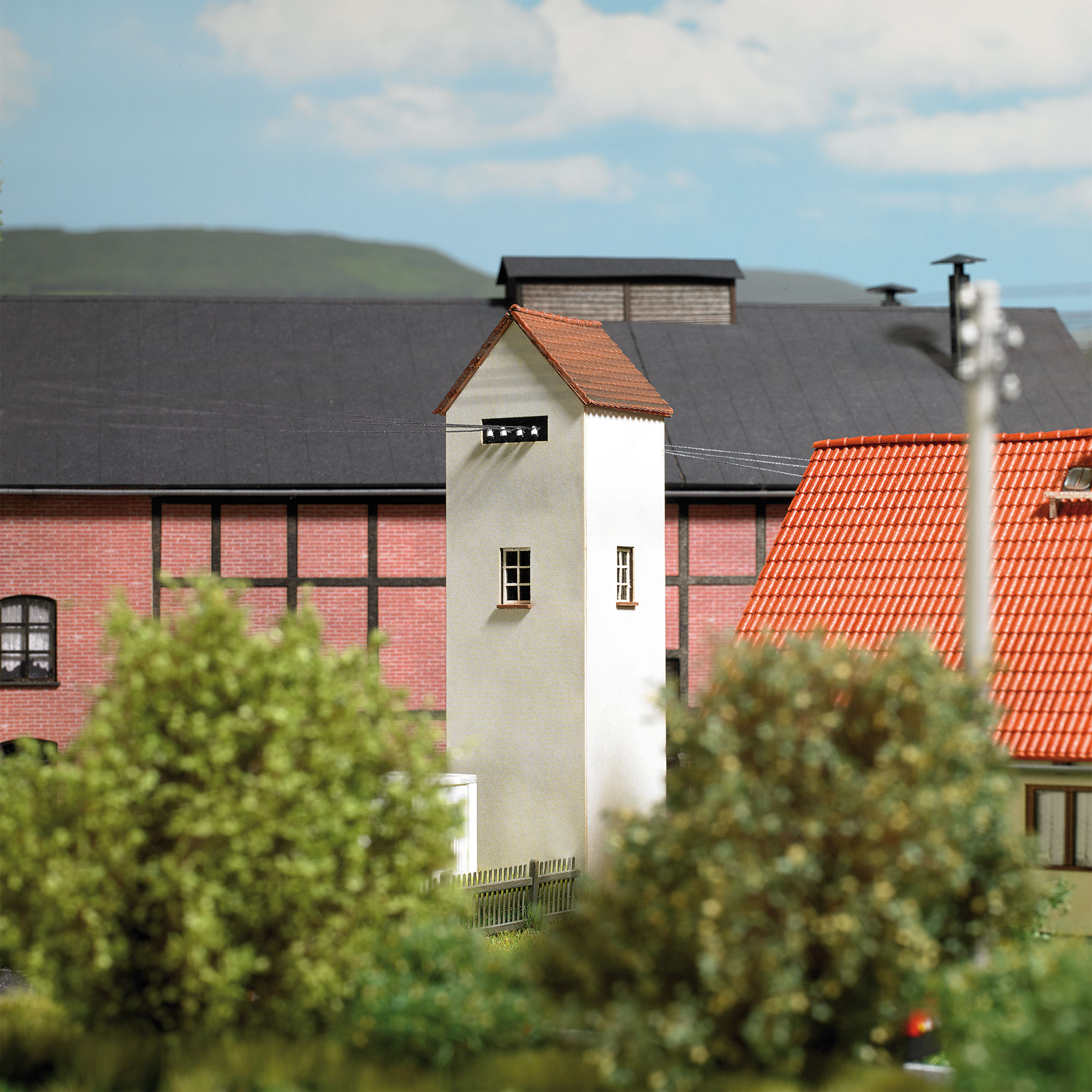 Busch-1366-1-Trafohaus-Modellgebäude-Eisenbahn-Diorama