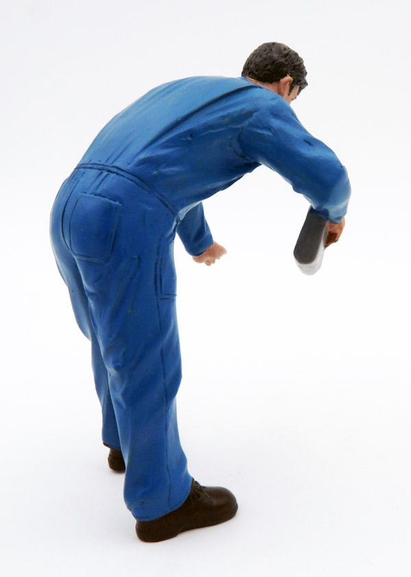 americandiorama-AD77449-3-Doug-beim-Ölauffüllen-Mechaniker americandiorama-AD77449-3-Doug-beim-Ölauffüllen-Mechaniker
